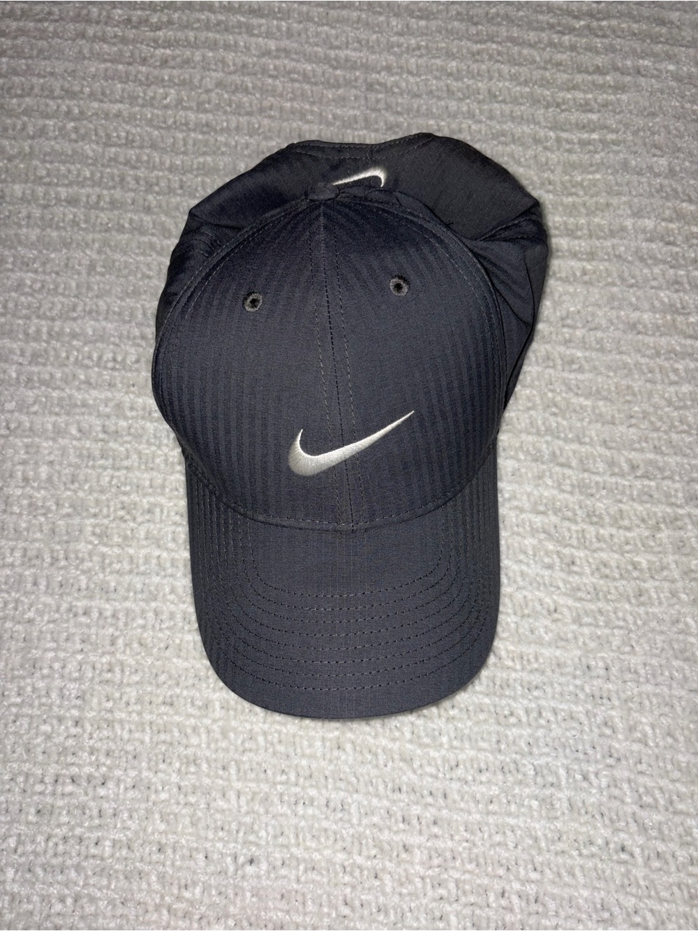 Nike Men’s Grey Swoosh Performance Baseball Cap